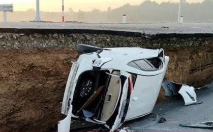Sập mặt cầu mới khánh thành ở Tây Ninh, ô tô và 2 xe máy rơi xuống hố