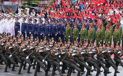 Hàng vạn người đội mưa tham gia diễu hành chào mừng 70 năm Ngày giải phóng Hải Phòng