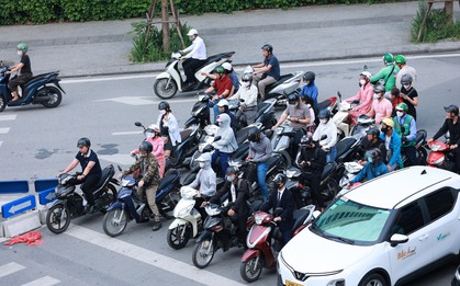 Hình ảnh lạ thường được ghi nhận tại Hà Nội vào buổi sáng sớm đầu tuần