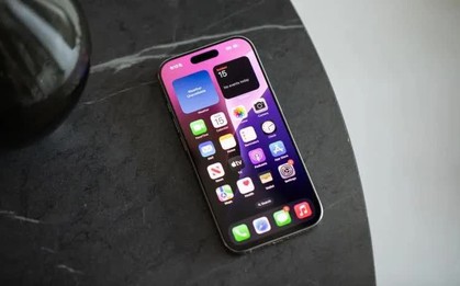 Tại sao tiết kiệm pin bằng AI không chỉ là tính năng mới, mà là chiến lược sống còn của iPhone?