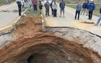 Liên tiếp xuất hiện 7 “hố tử thần”, công bố tình huống khẩn cấp về thiên tai