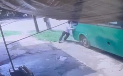 Ngăn xe bus trôi, một phụ xe ở Quảng Ngãi bị tông tử vong