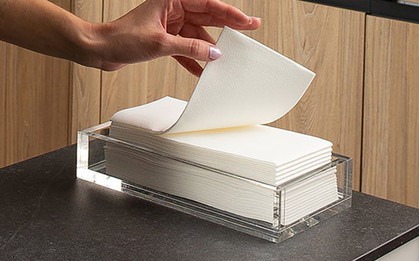 Mặt sưng vù sau khi lau bằng khăn giấy ở nhà hàng