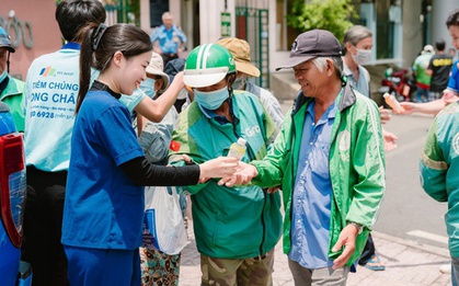 Những nụ cười mát lành giữa trưa hè từ xe nước miễn phí của Long Châu