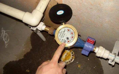 Chuyển đến nhà mới 18 ngày, người phụ nữ nhận hóa đơn tiền nước 140 triệu đồng, yêu cầu kiểm tra thì được thông báo: Đã làm đúng quy trình