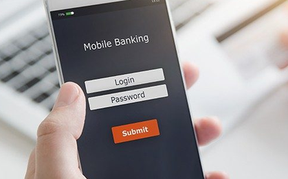 Nảy sinh nghi ngờ sau khi chuyển 50 triệu vào tài khoản lạ, người phụ nữ trình báo vụ việc với Vietcombank và Techcombank, đã được Vietcombank hoàn trả 30 triệu đồng