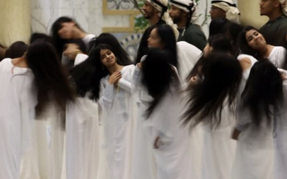 Màn múa tung tóc chào đón ông Trump tại UAE gây sốt