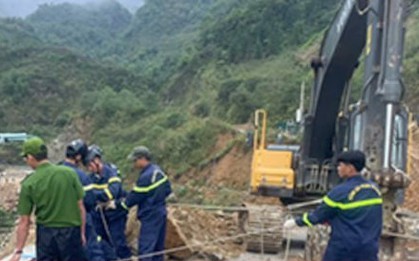 Bới đất, gạt đá tìm kiếm nạn nhân mất tích trong vụ sạt lở ở Lai Châu