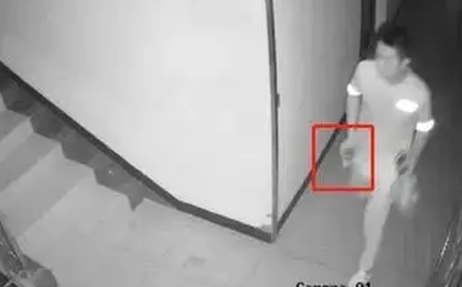 Căn hộ đối diện bỏ trống từ lâu nhưng camera ghi lại được bóng người bí ẩn, tôi dán băng dính lên tay nắm cửa thì phát hiện sự thật
