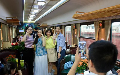 Du khách thích thú với toa tàu "thương gia" trên đường sắt Hà Nội - Hải Phòng