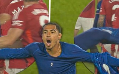 Cầu thủ Man Utd lột áo hậu vệ Chelsea