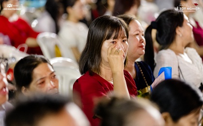 Xúc động khoảnh khắc sinh viên tri ân mẹ trong lễ tốt nghiệp