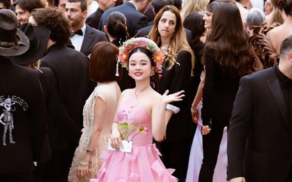 Mẫu teen Việt diện yếm cách tân nổi bật giữa thảm đỏ LHP Cannes 2025