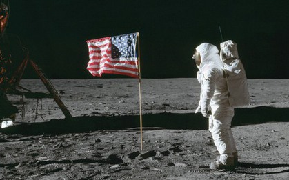 Neil Armstrong là người đầu tiên đặt chân lên Mặt Trăng, vậy ai là người chụp lại bức hình này?