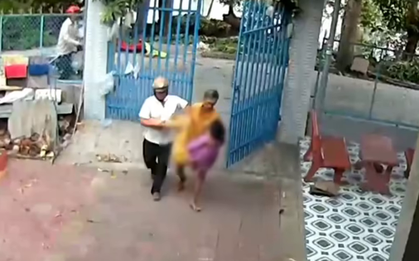 CLIP: Người chồng đau đớn khi vợ bị sét đánh tử vong