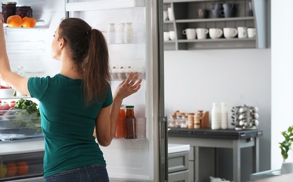 Bác sĩ đến chơi nhà, vừa mở tủ lạnh ra bỗng thét lên: “Trời ơi, mầm bệnh ung thư ở ngay đây!”