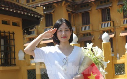 Khách nước ngoài ngưỡng mộ cách người Việt mừng 50 năm đất nước thống nhất