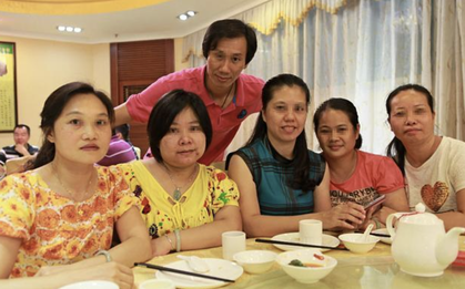 Đi họp lớp, bạn học nghèo bị chê cười vì mặc áo quê mùa: Lúc cô cởi áo ra, cả lớp liền bật khóc