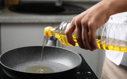 4 sai lầm khi dùng dầu ăn có thể "dẫn lối" ung thư: Khuyên bạn thay đổi sớm để tránh "bệnh từ miệng vào"