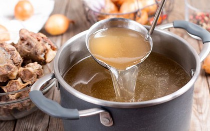 Cho đá lạnh vào nồi nước hầm xương có tác dụng gì?