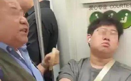 Xôn xao vụ việc thanh niên không nhường chỗ cho cụ già 83 tuổi trên tàu điện ở Trung Quốc: Ông lão mới là người bị bạo lực mạng