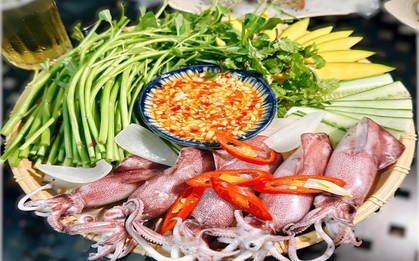 Về phố biển 'đu trend' cuốn mực tươi rau muống