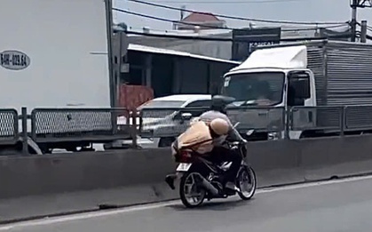 TP HCM: Xác minh clip CSGT bám yên xe máy của một người đàn ông