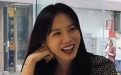 Son Ye Jin chỉ cần 9 giây để khiến netizen phải "khó chịu" với Hyun Bin: Ghen tị với anh ta quá