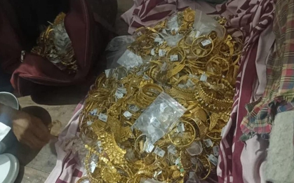 Tịch thu số vàng trị giá 4,6 tỷ đồng và lượng lớn tiền mặt dưới gầm giường 1 thợ hàn