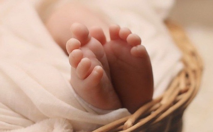 Cha say rượu nằm ngủ đè con gái 28 ngày tuổi tử vong vì ngạt thở