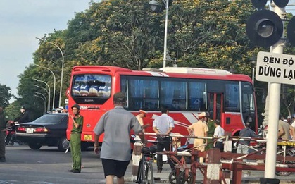 Xe khách tông xe máy, 4 mẹ con thương vong