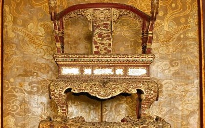 Cận cảnh ngai vàng triều Nguyễn hơn 200 năm tuổi vừa bị đập gãy