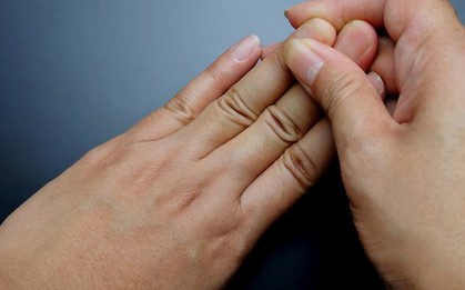 Nhìn tay đo tuổi thọ: Ai có 5 dấu hiệu này trên ngón tay thường sống rất lâu!