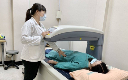 Người phụ nữ trở mình trên giường cũng gãy xương vì kiểu chống nắng hỏi 10 người thì 9 người tưởng tốt