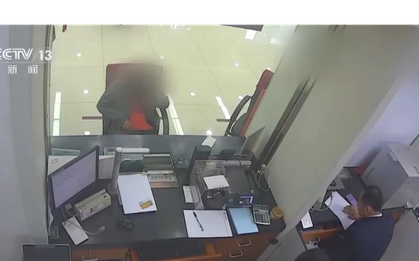 2 thanh niên đến ngân hàng rút 720 triệu đồng, nhân viên phát hiện tài khoản đã 3 năm không hoạt động, gọi cảnh sát vào cuộc điều tra