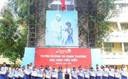 Bất ngờ tại lễ tổng kết năm học: Phụ huynh cũng được vinh danh
