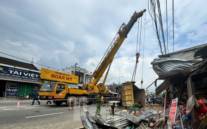 Tai nạn nghiêm trọng ở Quảng Ngãi, xe máy nằm la liệt, 5 người thương vong