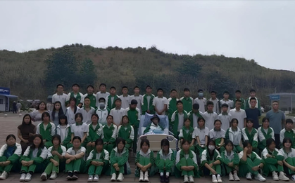 Xúc động 50 học sinh lớp 9 đến bệnh viện chụp kỷ yếu cùng bạn mắc ung thư giai đoạn cuối: Mùa hè, mùa của chia ly!