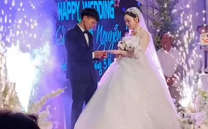 Ảnh hiếm vợ Hồ Văn Cường vàng đeo trĩu cổ lộ diện trong đám cưới ở quê, nhan sắc qua cam thường gây chú ý