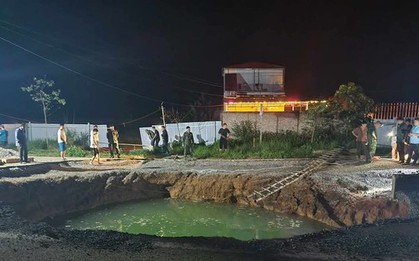 Tìm kiếm người và xe nghi rơi xuống "hố tử thần" ngập nước ở Bắc Kạn