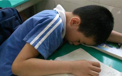 Cô giáo mỉa mai học sinh "đội sổ" trong buổi họp phụ huynh, người mẹ đáp gọn một câu khiến cả phòng chết lặng vì xấu hổ