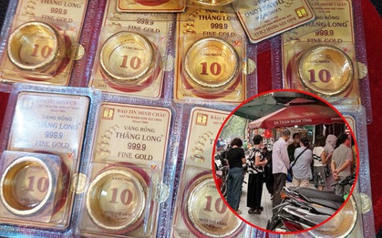 Cứ mua vàng xong là giá "tuột dốc", người phụ nữ ở Hà Nội vẫn kiên trì xếp hàng: “Có tiền thì mua thôi”