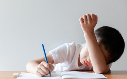 7 kiểu dạy con tưởng đúng mà sai bét: Cha mẹ vô tình khiến con mất tự tin, sống rụt rè cả đời