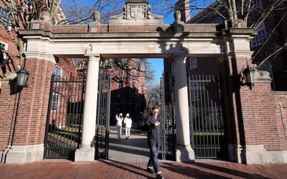 Nhiều trường đại học mời sinh viên Harvard chuyển hồ sơ