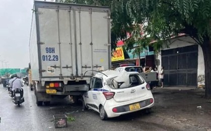 Taxi tông vào ô tô tải dừng ven đường, tài xế nằm bất động trong xe