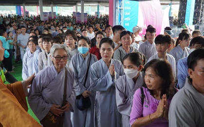 Hàng ngàn phật tử xếp hàng chờ chiêm bái Xá lợi Đức Phật ở Bình Chánh