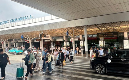 Sân bay Tân Sơn Nhất đông nghẹt, giá vé máy bay trở lại TP HCM đang tăng