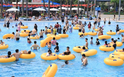 Hà Nội nắng nóng 34 độ C, hàng nghìn người đến công viên nước giải nhiệt trong ngày nghỉ lễ