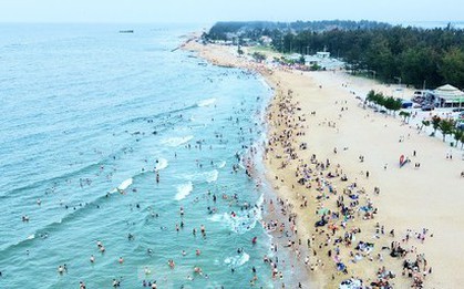 Bãi biển bị bão phá tan hoang nay đẹp không tưởng, đông nghịt du khách