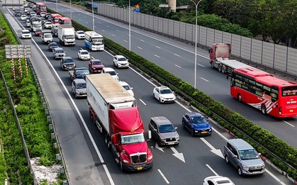 Chưa hết ngày nghỉ lễ, xe ô tô đã ùn ùn trở về Hà Nội, các cửa ngõ thủ đô tắc nghẽn hàng km